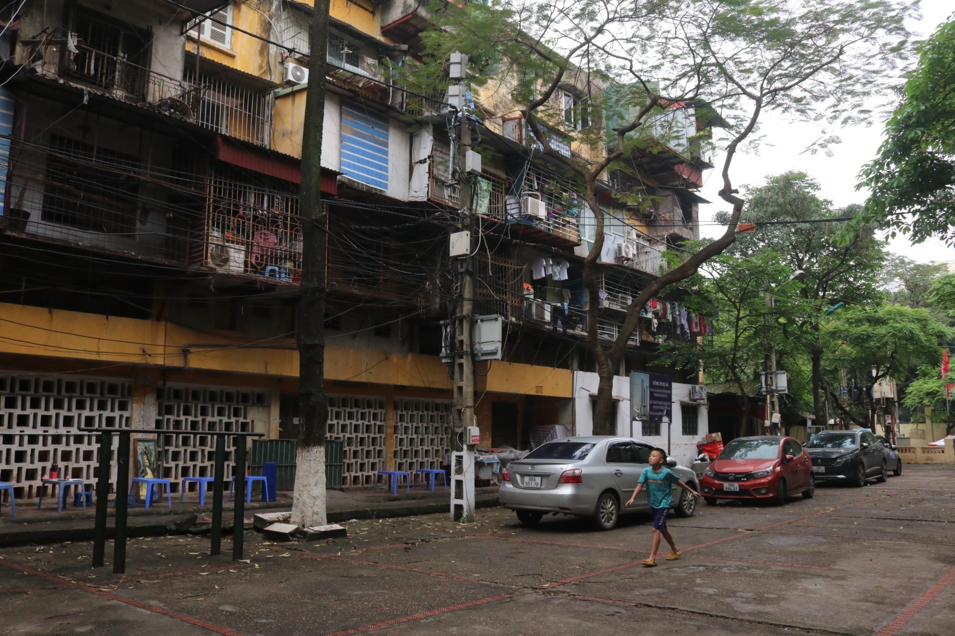 Tình trạng thấm dột tường ngoài nhà tập thể cũ tại quận Đống Đa