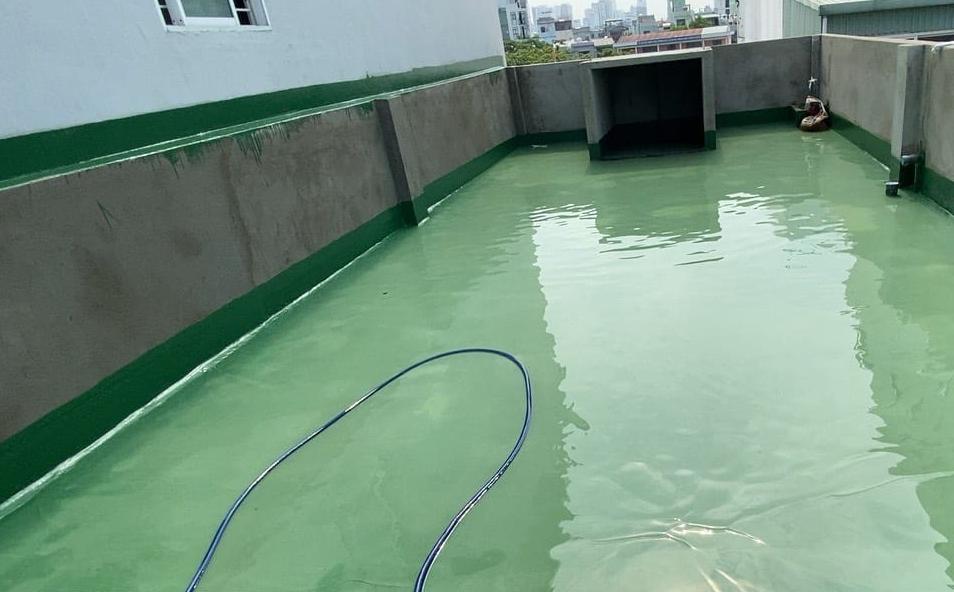 kỹ thuật viên khảo sát đo độ ẩm tường trước khi thi công chống thấm tại Tây Hồ