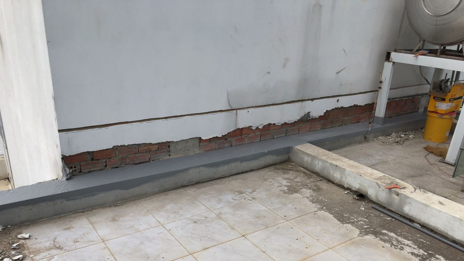 Chống thấm tường giáp ranh khu tập thể Nghĩa Tân